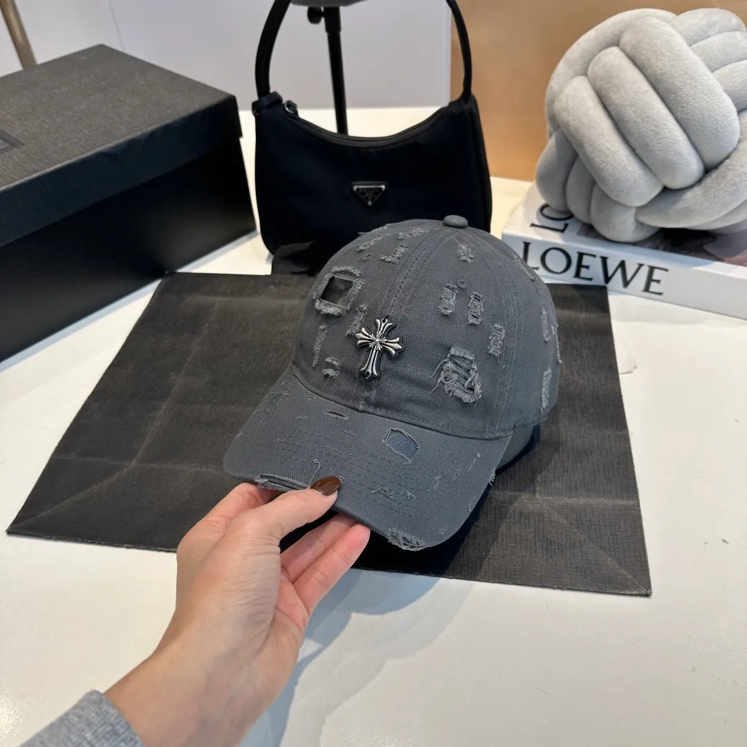 P60 Croxin's new ripped washed cotton baseball cap, a personalized and fashionable style, casual with a cool feel, the same style for men and women! Material: 100% cotton Head circumference: 56-58cm available